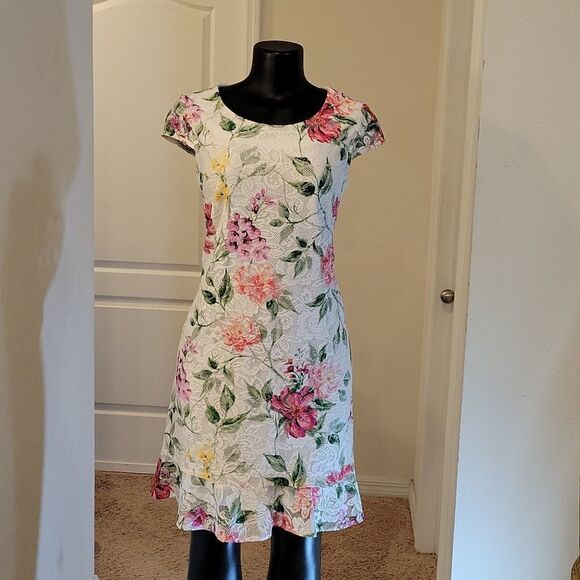 BRAND NEW SANDRA DARREN CAP SLEEVE MULTI-COLOR LACE FLORAL DESIGN PRINT DRESS - Picture 4 of 15